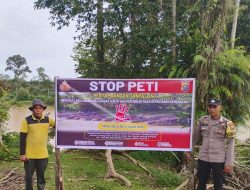 Polres Kuansing Gencarkan Pemasangan Spanduk Stop PETI di Sepanjang Sungai Kuantan