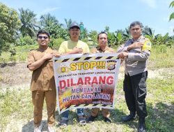 Cegah Karhutla di Tengah Cuaca Panas, Bhabinkamtibmas dan Kepala Kampung Maredan Barat Laksanakan Patroli di Kampung Maredan Barat