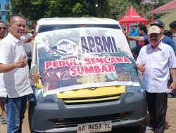 Serahkan 100 Paket Sembako, APBMI Sumbar Bantu Warga Terdampak Banjir Padang