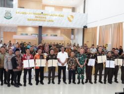 Kajati Kepri dan Gubernur Kepri Bersama Kepala Daerah Teken MoU Pelaksanaan Pidana Kerja Sosial Bagi Pelaku Tindak Pidana, Mulai Diterapkan 2026.