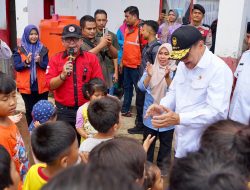 Menko Polkam Djamari Chaniago Temui Korban Bencana Alam Sumatera Barat, Pastikan Penanganan Berjalan Maksimal