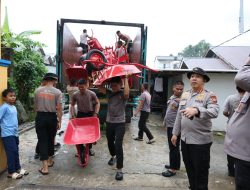 Bantuan Gerobak-Sekop Polda Riau Tiba di Agam, Siap Bersihkan Lumpur