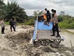 Berantas Tambang Ilegal, Polsek Singingi Musnahkan 2 Rakit Peti di Sungai Sirih dan Pasir Mas