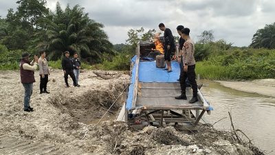 Berantas Tambang Ilegal, Polsek Singingi Musnahkan 2 Rakit Peti di Sungai Sirih dan Pasir Mas