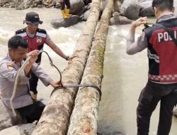 Hanyut Terbawa Arus Sungai, Polisi Bangun Jembatan Darurat di Nagari Salareh Aia