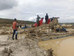 Tim Gabungan Polsek Kuantan Mudik dan Koramil 08 Tertibkan 15 Rakit PETI di Sungai Tanalo