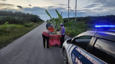 Cegah Laka di Jalan Rusak, Satlantas Polres Siak Pasang Water Barrier di Lintas Dayun–Perawang