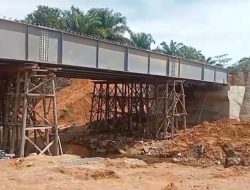Warga Resah, Proyek Pekerjaan Jembatan Sei Tarok Belum Juga Selesai