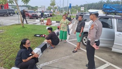 Patroli Jalan Kaki di Rest Area KM 45 Kandis, Polisi Pastikan Pemudik Nataru Aman dan Nyaman