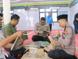 Dukung Kegiatan Keagamaan, Kapolres Kampar Serahkan 75 Al-Qur’an ke Masjid Al-Ikhlas