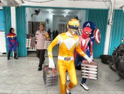Unik! Polisi Jadi Superhero di SD Kualu