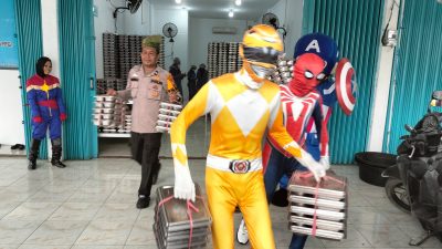Unik! Polisi Jadi Superhero di SD Kualu