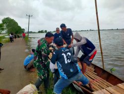 Banjir Rendam Desa Karangsegar, Babinsa Dengan Perahu Siaga Bantu Evakuasi Warga