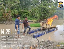 Tegas Berantas PETI, Polsek Benai Musnahkan Rakit Tambang Ilegal di Danau Rawang Udang