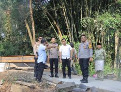 Pastikan Berjalan Lancar, Kapolres Kampar Tinjau Pembangunan Jembatan Lubuk Agung