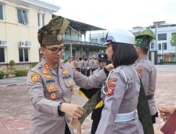 Kapolresta Pekanbaru Pimpin Apel Launching Penggunaan Tanjak dan Selempang Bersama LAM Riau