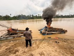 Polsek Cerenti Tertibkan PETI di Sungai Kuantan, 4 Rakit Dimusnahkan