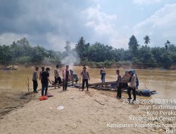 Polsek Cerenti Tindak Tegas PETI, 7 Rakit Tambang Dimusnahkan di Sungai Kuantan