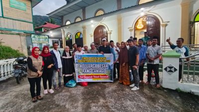 Sewa Alat Berat, KBRC Agam Salurkan Bansos Warga Terdampak Bencana Hidrometeorologi