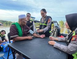 Program Jalur Polda Riau Laksanakan Bakti Sosial dan Pelayanan Kesehatan Nelayan Sungai Siak