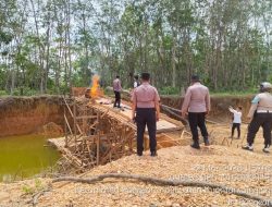 Musnahkan 2 Rakit , Polsek Pangean Tertibkan PETI di Desa Tanah Bekali