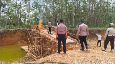 Musnahkan 2 Rakit , Polsek Pangean Tertibkan PETI di Desa Tanah Bekali
