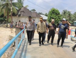 Kapolres Kampar Dampingi Bupati Kampar Cek Kesiapan Jembatan Merah Putih Presisi Menuju Peresmian