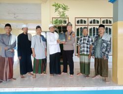Hari Pohon Sedunia, Polsek Kerumutan Bagikan Bibit Pohon Usai Sholat Idul Fitri 1447 H
