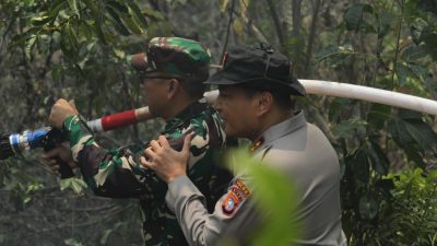 Kapolda Riau Pimpin Langsung Penanganan Karhutla di Dumai, Pastikan Pemadaman dan Pendinginan Optimal