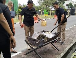 Disaksikan 10 Tersangka, Polda Riau Musnahkan Narkoba Hasil Pengungkapan Januari – Februari