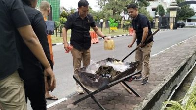 Disaksikan 10 Tersangka, Polda Riau Musnahkan Narkoba Hasil Pengungkapan Januari – Februari