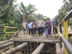 Sebelum Renovasi Jembatan Merah Putih, Kapolres Kampar Hadiri Doa Bersama di Desa Pulau Jambu