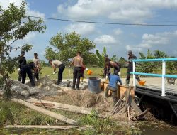 Sinergitas Polri dan Masyarakat Bahu Membahu Bangun “Jembatan Merah Putih Presisi” di Sungai Mandau