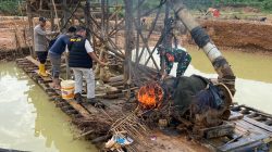 Polsek Kuantan Hilir Bersama TNI Tertibkan PETI di Kasang Limau Sundai, 5 Rakit Dimusnahkan