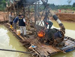 Polsek Kuantan Hilir Bersama TNI Tertibkan PETI di Kasang Limau Sundai, 5 Rakit Dimusnahkan