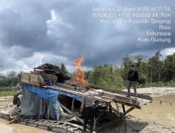 Polsek Kuantan Mudik Tertibkan PETI, 2 Rakit Lanting Dimusnahkan