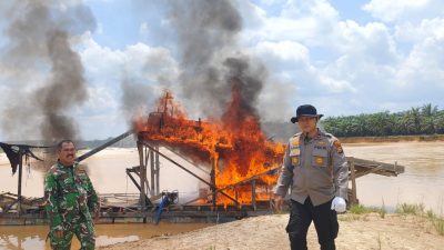 Kolaborasi Polisi dan TNI Respon Laporan Warga Soal PETI, 12 Rakit Dimusnahkan