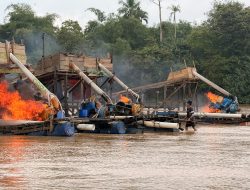 Musnahkan 11 Rakit, Polsek Cerenti Tertibkan PETI Dompeng di Sungai Kuantan