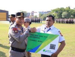 Polda Riau Gelar Apel Penyerahan Kartu BPJS Ketenagakerjaan PPPK dan PHL