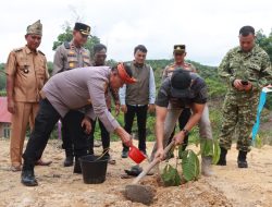 Pelestarian Lingkungan dan Pencegahan Karhutla, Polres Kampar Tanam 15 Bibit Pohon di Desa Ranah Singkuang