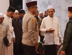 Tausiyah Subuh Bersama UAS, Kapolres Kampar Jalin Silaturahmi dengan Jamaah Masjid Hj Rohana