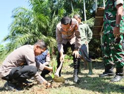 Kapolres Kuansing Gaungkan Green Policing di Kuantan Hilir, Tanam Bibit Pohon Bersama Warga
