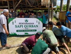 Kapolsek Bangko Pusako Serahkan dan Hadiri Pemotongan Hewan Qurban Bantuan Kapolda Riau di Sei Manasib
