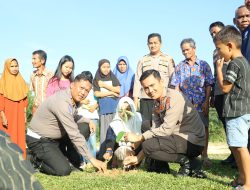 Dukung Program Green Policing, Kapolres Kuansing Bagikan Bibit dan Tanam Pohon di Pangkalan Indarung