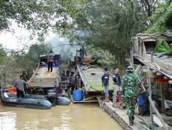 145 Rakit PETI di Sepanjang Sungai Kuantan Dimusnahkan Personil Gabungan TNI-Polri dan Instansi Terkait