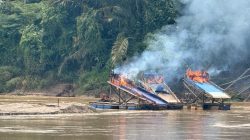 Polsek Cerenti Tertibkan Aktivitas PETI di Sungai Kuantan, 31 Rakit Dimusnahkan