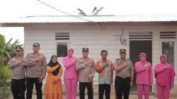 Dalam Rangka HUT Bhayangkara ke-80, Kapolres Rohil Resmikan Bedah Rumah dan Salurkan Bansos di Tanah Putih