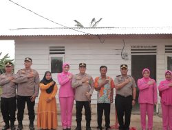 Dalam Rangka HUT Bhayangkara ke-80, Kapolres Rohil Resmikan Bedah Rumah dan Salurkan Bansos di Tanah Putih