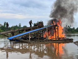 Polsek Cerenti Tindak Lanjuti Laporan Call Center 110, 4 Rakit PETI Dimusnahkan di Desa Pulau Busuk