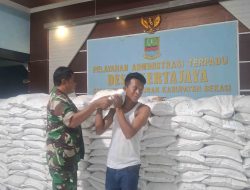 Pendistribusian Bantuan Pangan, Babinsa dan Kepala Desa Kertajaya Pastikan Penyaluran Berjalan Tepat Sasaran